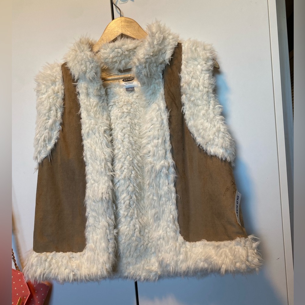 Old Navy Women's Fur trim vest size Medium - Picture 4 of 8